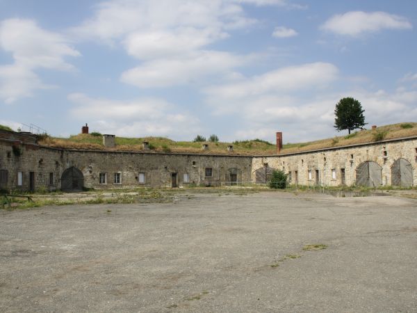 wojsko - wszelakie jego formacje - musi być umundurowane, nakarmione, uzbrojone, w amunicję wyposażone, strzelać nauczone i na rozkazy ma czekać - żadna filozof