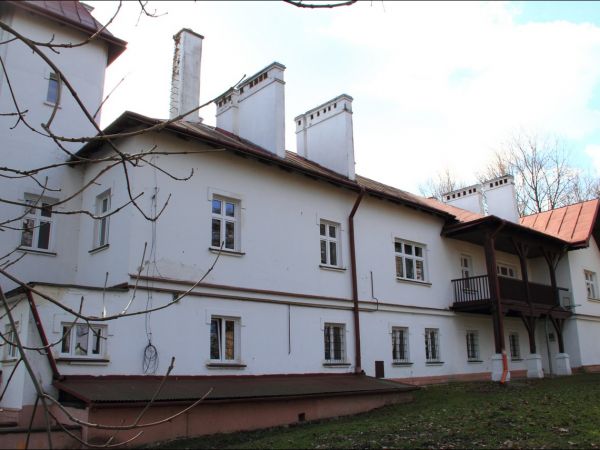 Dwór z XIX w. Gruntownie przebudowany w 1910 roku. Obecnie szkoła podstawowa .  Park krajobrazowy z aleją dojazdową z XIX w.