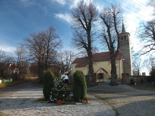 kościół pw. MB Różańcowej na pierwszym planie figura  św.Jana Nepomucena