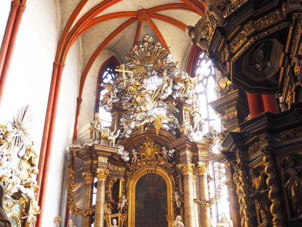 kaplica św. Jadwigi Śląskiej, która ponadto jest patronką Polski, Śląska, małżeństw chrześcijańskich, pojednania i osób będących w potrzebie finansowej. Jej orę