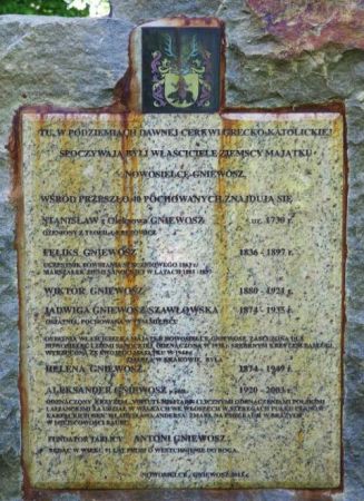 cerkiew była - duża, murowana, solidna, parafialna - tam w podziemiach krypta grobowa, miejsce pochówków - i o nich wspomnienie na tablicy.