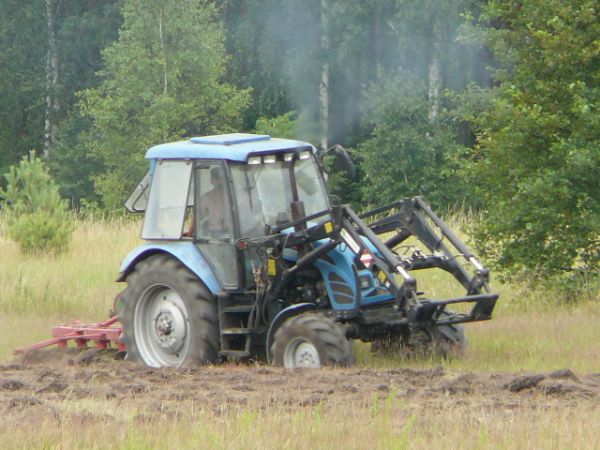 Traktor na ugorze w czasie pracy w Puchałowie.