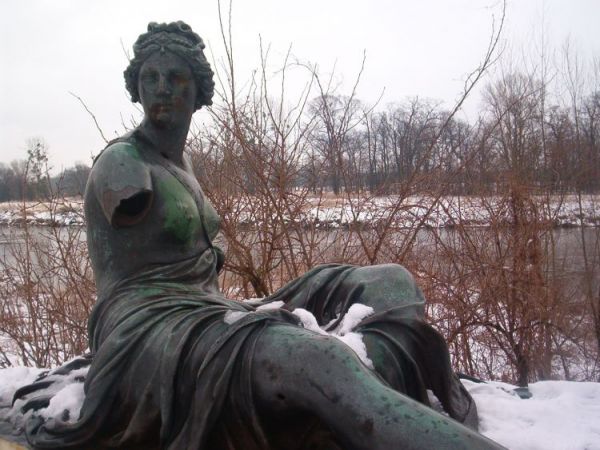 Jeden z posągów w parku k/domu kultury