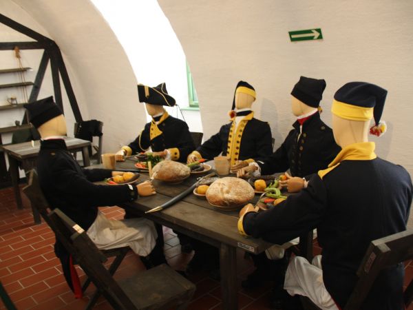 kantyna - tu oficerowie przed posiłkiem. Przy temacie : polecam galerię Srebrna Góra - tam też ekspozycje w twierdzy a gefrajter w pruskim hełmie - te słynne ze