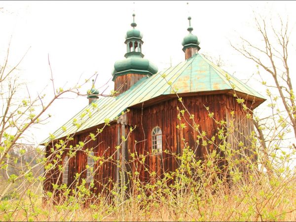 Drewniana filialna cerkiew greckokatolicka p.w. św. Michała Archanioła w Krasicach . Cerkiew wzniesiona w roku 1899. W latach 50. XX wieku została opuszczona .