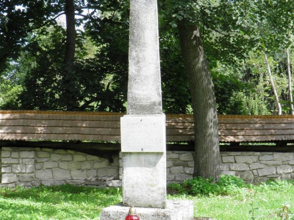 Cerkiew p.w. św. Paraskewy w Radrużu  ,  drewniana , wybudowana przez zawodowych cieśli w XVI wieku , przetrwała do naszych czasów w stanie bardzo dobrym. Na zd