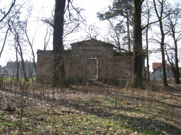 Konotop - Mauzoleum. Wstyd władze gminy Kolsko,taki piękny obiekt stoi tak zaniedbany.