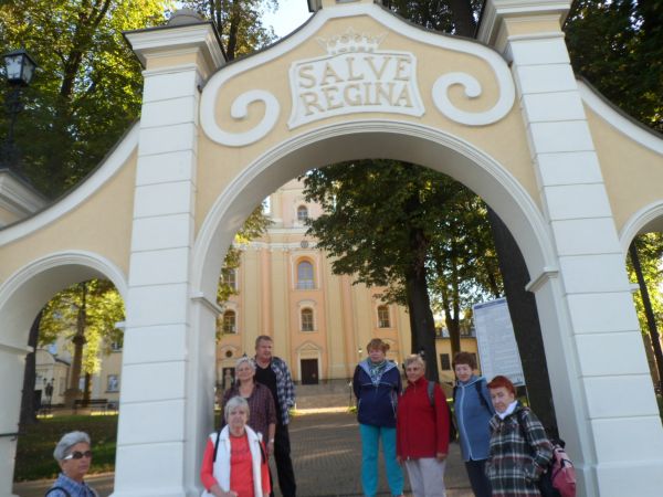 Bazylika Wniebowzięcia Najświętszej Maryi Panny w Starej Wsi - n/z przy bramie głównej.