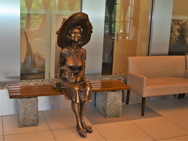 W Pijalni Wód. Teściowa czekająca na partnerów do wspólnego zdjęcia.