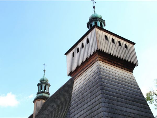 Kościół Wniebowzięcia NMP i św. Michała Archanioła . Na  liście światowego dziedzictwa UNESCO . Kościół w Haczowie jest największym gotyckim drewnianym kościołe