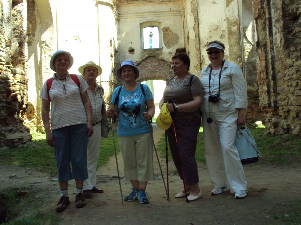 Monumentalne ruiny XVIII-wiecznego póżnobarokowego kościoła i klasztoru Karmelitów Bosych - to jeden z nielicznych zachowanych klasztorów warow- nych w Polsce i