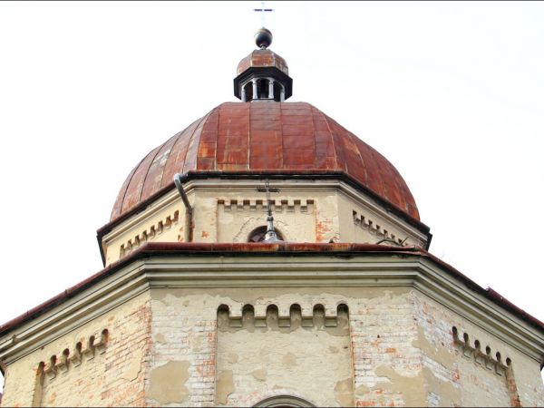 Opuszczona , murowana cerkiew greckokatolicka w Cieszanowie.