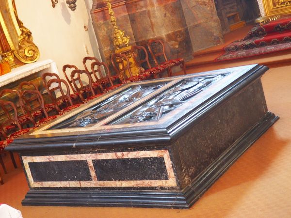 w ołtarzu głównym : płyta nagrobna księcia wrocławskiego Henryka Brodatego - męża Jadwigi Śląskiej, jako pięcioletnia dziewczynka została oddana na wychowanie d