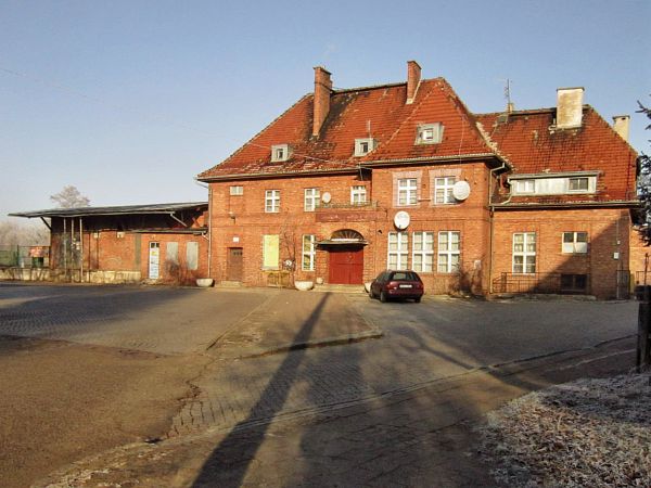 Dawny dworzec kolejowy w Reszlu,widok od strony miasta. Obecnie w budynku znajdują się mieszkania. Zawieszono ruch osobowy na linii Sątopy-Reszel jesienią 1989