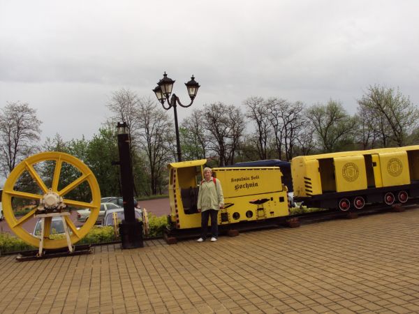 na dziedzińcu przed głównym - dla turystów - wejściem do kopalni, to wszystko dla nas "egzotyczne" toteż cieszymy się z każdego ubogacenia ekspozycji czy też "w