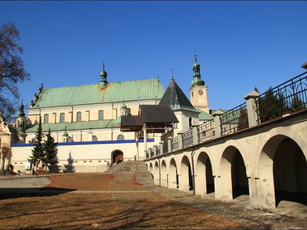 Bazylika Zwiastowania NMP w Leżajsku – wzniesiona w miejscu, gdzie według tradycji ukazała się w 1590 roku Tomaszowi Michałce Matka Boska. Sprawują nad nią opie