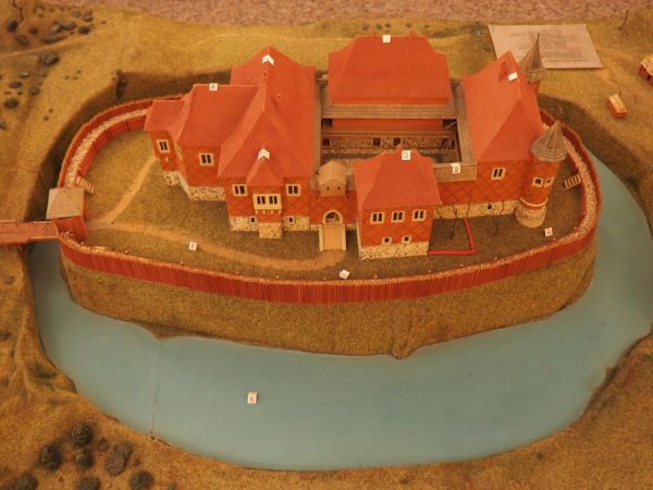 makieta - prezentowana na drodze zwiedzania zamku, tu jeszcze kaplica po wjeździe przez zwodzony most, później spalona i nie odtworzona.