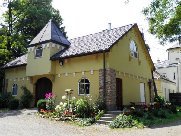 Dwór szlachecki i park wokół niego z XVII wieku w Boratynie k. Jarosławia. Obecnie mieści się tam piękna restauracja i winiarnia oraz hotel.