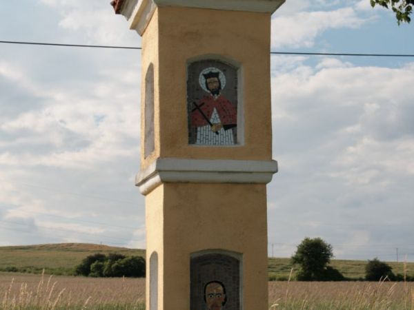 Liczne, związane z miejscem kultu, głównie XVIII-wieczne kapliczki i krzyże przydrożne.