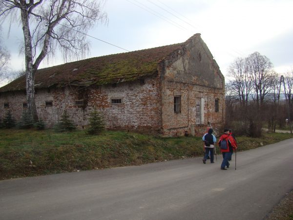 obora folwarczna przy dworze - XIX wiek, właściciele ziemscy Jachimowscy byli jednymi z większych dostawców mleka - na zdjęciu: droga tzw. "stara" , co to prawy