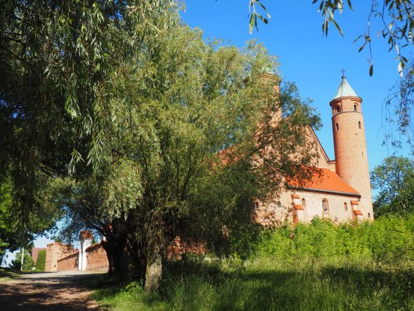 kościół obronny - murami otoczony, z bastionem i wieżami, n/z widoczne mury wsparte szkarpami.
