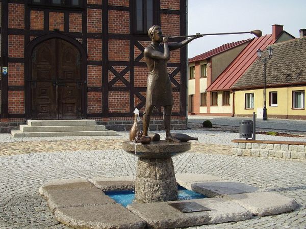 Fontanna - pomnik  hutnika, upamiętniająca 200-lecie powstania Huty Szkła w Ujściu.