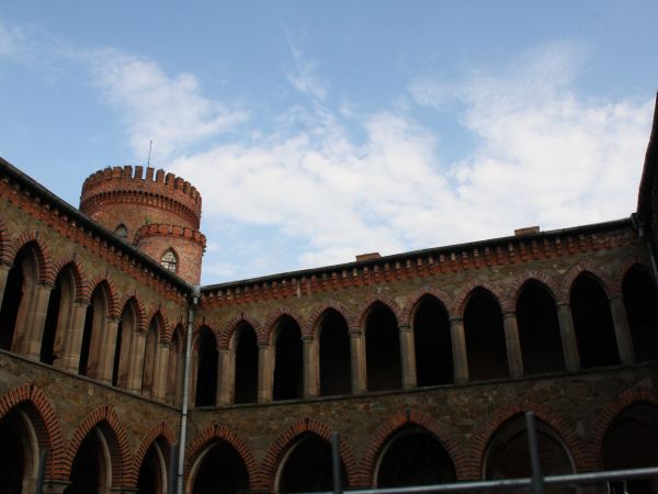 krenelaż - zębate zwieńczenie średniowiecznych murów obronnych i baszt i pozwalające z ukrycia strzelać do oblegających, blankowanie - dot.tej baszty.