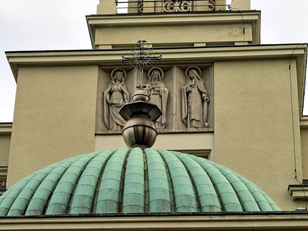 Bazylika Mniejsza w Niepokalanowie na terenie franciszkańskiego klasztoru-sanktuarium w Niepokalanowie („Gród Maryi”)