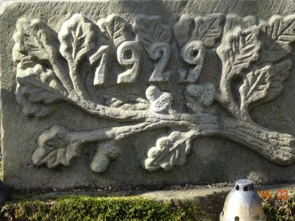 dębowa gałązka - u podstawy cokołu nagrobka, co świadczyć miało o pochowanym, iż to był człowiek prawy, szlachetny, zacny - na cmentarzu wyznawców obrządku grec