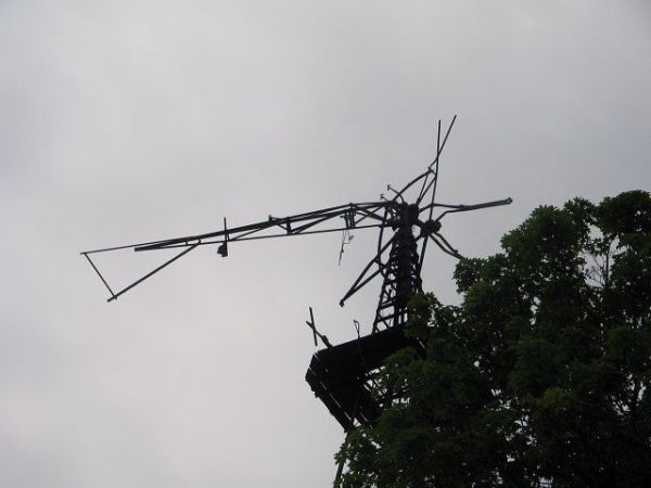 Do ciekawych zabytków przeszłości należy stojący do dziś zrujnowany wiatrak &#8211; pompa wodna.