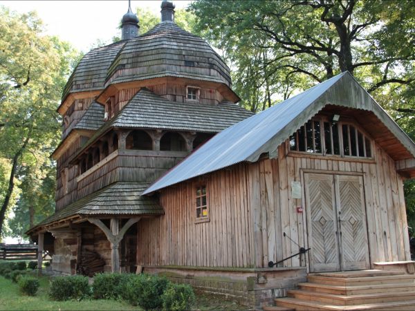 Cerkiew Narodzenia Przenajświętszej Bogurodzicy w Chotyńcu . Zbudowana w 1615 roku.