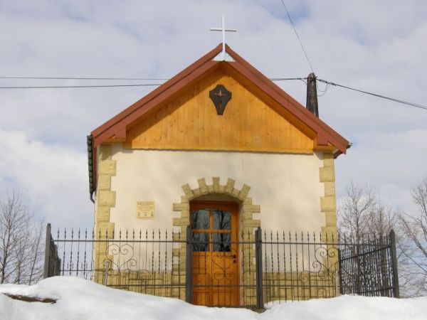 Zabytkowa kapliczka w Pielni