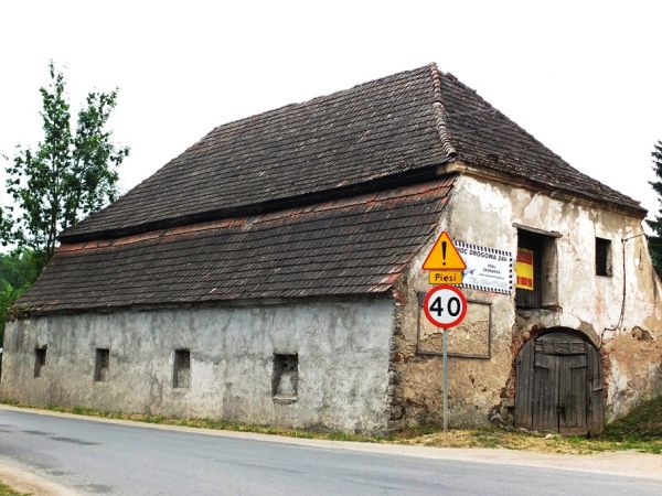 Budynek gospodarczy przy budynku dawnego zajazdu.