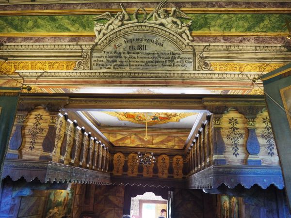 ubogacenie polichromii na parapecie nawy od strony babińca, dalej widzimy dekoracyjną boazerię chóru śpiewaczego /w cerkwi nie może być i nie ma organów !/ oraz