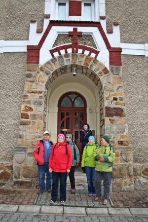 "Wikarówka" - kamienica zbudowana w 1906r., portal z umieszczonymi po bokach kamiennymi tarczami herbowymi oraz zagadkowe znaki na innych kamieniach, jako mater