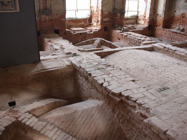 podwaliny pod posadzkę w sali przyjęć - ale i też stanowiły konstrukcje sklepień pałacowej kaplicy.