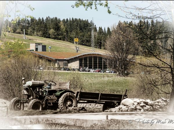 Widok obok domu Grevanti - widok na baseny termalne gdzie stare łączy się z nowym ...