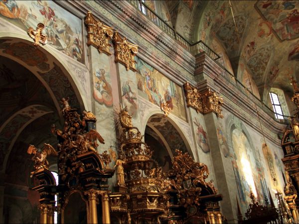 Bazylika Zwiastowania NMP w Leżajsku – wzniesiona w miejscu, gdzie według tradycji ukazała się w 1590 roku Tomaszowi Michałce Matka Boska. Sprawują nad nią opie