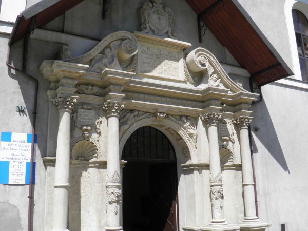 Kościół Św. Michała i Bpa. Stanisława - kamienny portal.