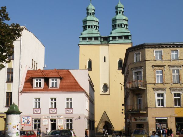 Fragment rynku z kościołem Św. Wawrzyńca w głębi