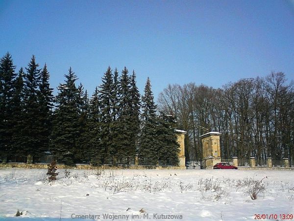 Cmentarz Wojenny im. M. Kutuzowa - wejście od Al. II Armii WP