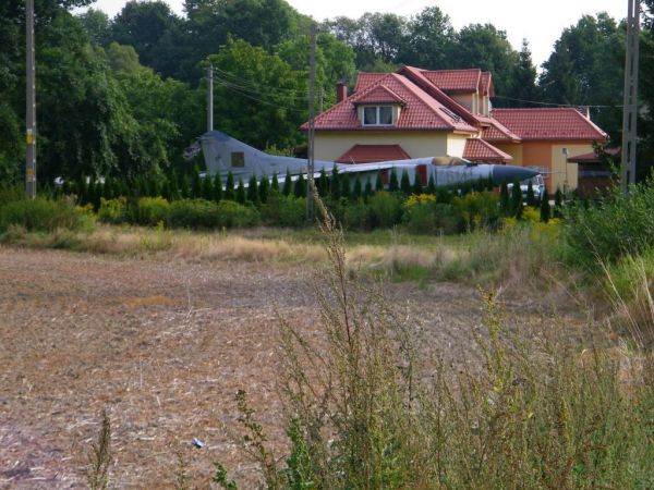 widok na pojazd lotny i siedziba sołtysa potem cała reszta