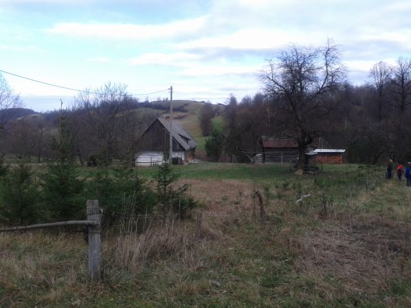 w centrum wsi, z panem tu całe życie zamieszkałym - rozmawiamy, chętnie opowiada dzieje od 85 lat, coś żeśmy czytali ale...