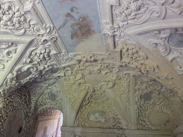 Dobrze zachowany sufit pałacowej sali balowej