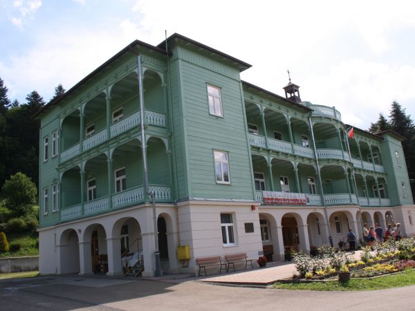 na wzgórzu Bircza : n/z obiekt główny Klasztoru Zgromadzenia Najświętszej Rodziny z Nazaretu - Sióstr Nazaretanek pw. św. Teresy od Dzieciątka Jezus, wzniesiony