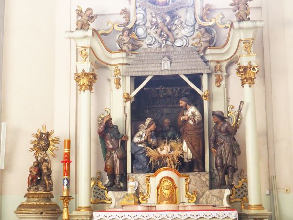 ołtarz boczny - w jednej z kaplic bazyliki, po lewej : chrzcielnica - z monstrancją na pokrywie.