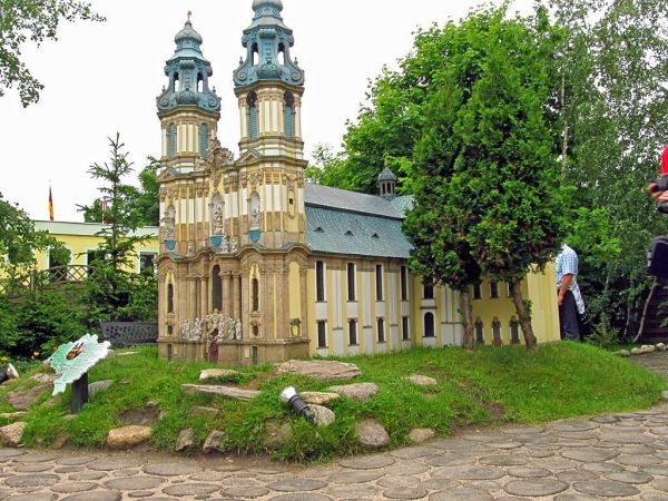 KOWARY - Park Miniatur Zabytków Dolnego Śląska - Kościół NMP w Krzeszowie jest jednym z największych i najpiękniejszych kościołów barokowych w Europie.