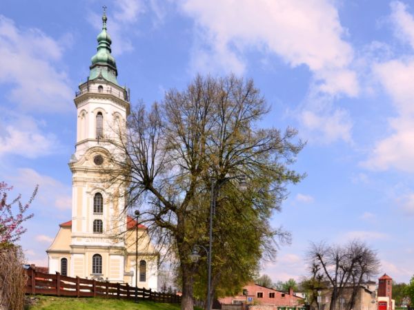 Kościół p.w. Opatrzności Bożej z dalszej perspektywy