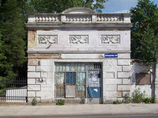 Zabytkowy obiekt przy ul. Zwycięstwa/tego obiektu już nie ma,został zburzony latem 2011r.,w tym miejscu ma powstać nowa budowla ,a powyższy obiekt ma być w nią