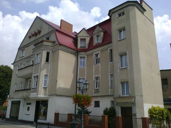 Kamienica na rogu ul. Szerokiej, a Nowego Rynku (Plac Powstańców Wielkopolskich)